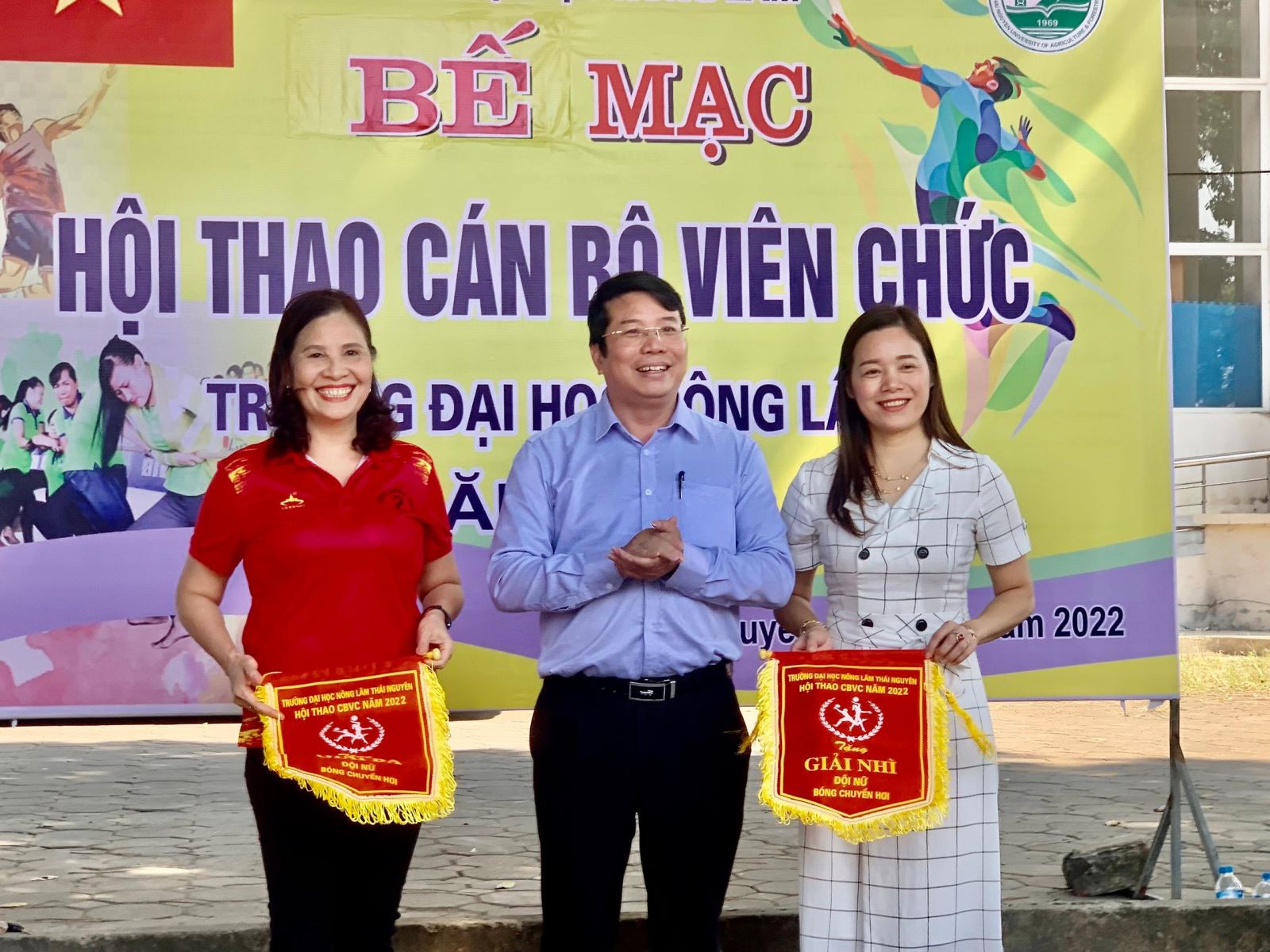 CCô Lèng Thị Lan – Trưởng Khoa KHCB nhận giải Nhì cho Đội Bóng chuyền hơi Nữ