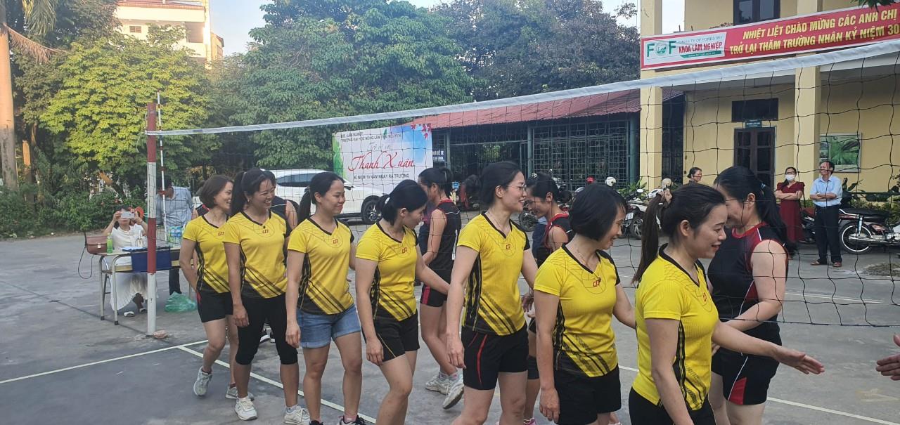 Đội Bóng chuyền hơi Nữ ra quân trận chung kết giữa KHCB và QTPV
